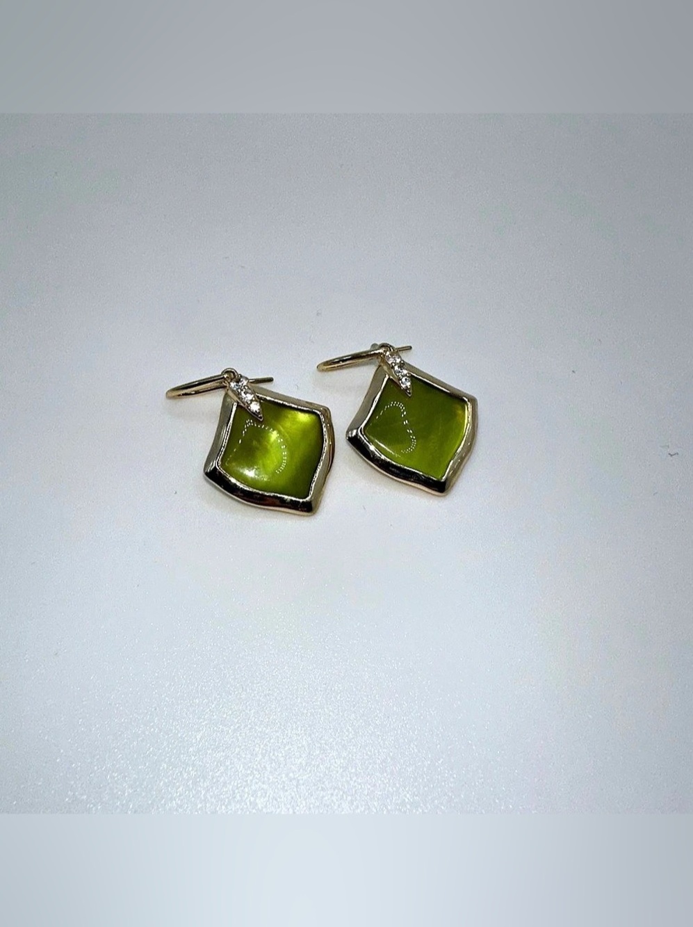 Kendra Scott Joelle Green & Gold Drop Earrings Like New